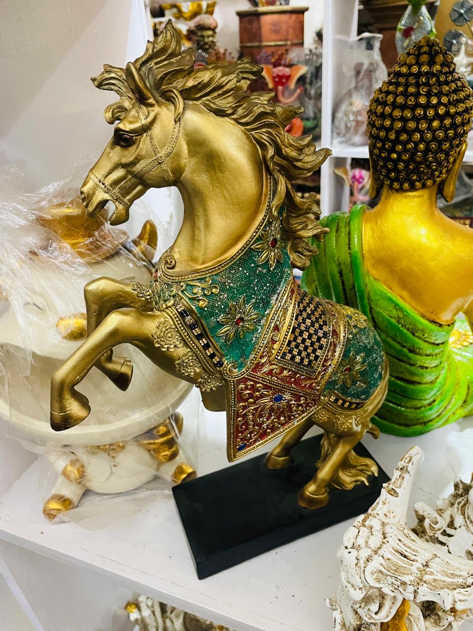 Adore royal chariot horse decor